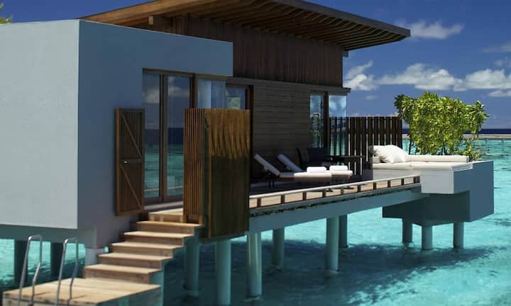 Sie bietet viel Privatsphäre und steht auf Stelzen in seichtem türkisenen Wasser.