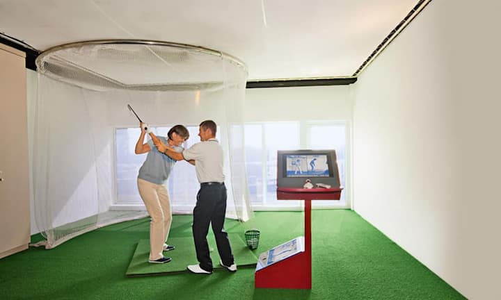 Begleitet von Profis aus der Golfers Association of Germany (PGA) verbessern die Gäste ihren Schwung auf dem Platz oder auch beim Training mit Videoanalyse in einem der modernen Golfsimulatoren an Bord.