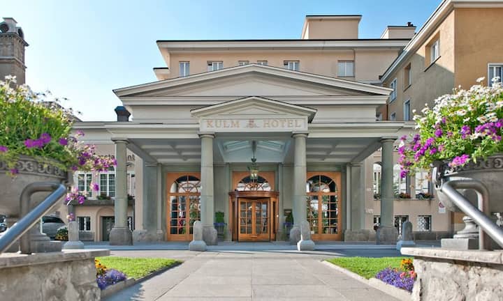 Die besten Schweizer Ferienhotels 2017:Platz 10 (Vorjahr 8): Kulm Hotel St. Moritz, St. MoritzÜber 160 Jahre Geschichte sind in den Gebäuden spürbar, doch sind der Wellnessbereich mit dem grössten Hotelhallenbad der Schweiz und die alpin-modernen Zimmer im Neu-Kulm-Flügel ganz von heute. Der hauseigene Golfplatz mit Golfakademie liegt nah, und seit letztem Winter strahlt der Eispavillon mit dem «Kulm Country Club» in neuem Glanz. Kulm Hotel St. Moritz