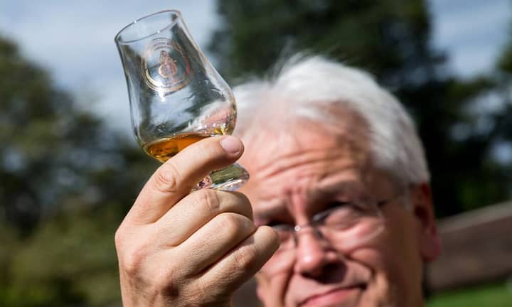 Whisky ist eine gute InvestitionIn finanzieller Hinsicht lohnt es sich in Whisky zu investieren. Wer bei Whisky auf die richtige Marke setzt, kann unerwartet hohe Gewinne einfahren. Whisky-Sammler erwerben eine neue Edition beim Erscheinen um 150 Euro oder gar weniger und verkaufen sie später für eine Marge von mehreren tausend Prozent.