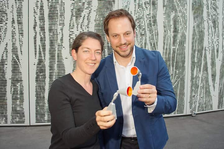 Regula Fecker, Werberin des Jahres; Alexander Jaggy, Werber des Jahres. Mit "Egon", der Siegerskulptur, dieses Jahr in einer 3D-gedruckten Version.