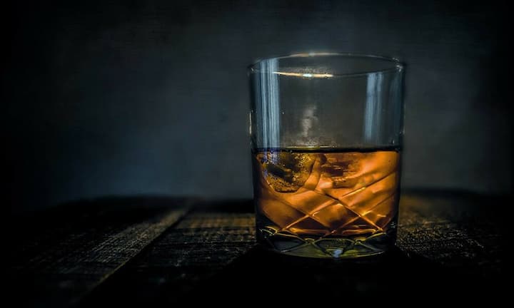 Whisky kann das Risiko von Demenz reduzierenWer ein bis sechs Gläser Alkohol pro Woche trinkt, der kann das Risiko von Demenz im Alter reduzieren. Das geht aus einer Studie der Harvard-Universität hervor. Whisky eignet sich besonders, weil er viel Ellagsäure enthält, wie Forscher der University of Tokai in Japan herausfanden. Ellagsäure fängt die freien Radikalen ein, die Nervenzellen und Gewebe angreifen können.