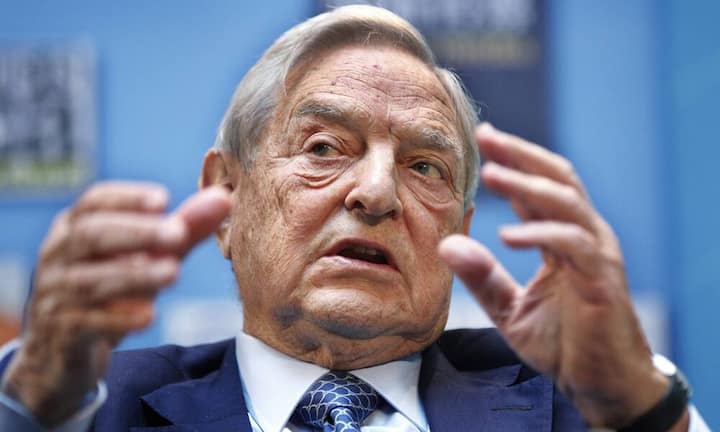George Soros entrann dem Holocaust und landete 1947 in London, wo er sich mit Gelegenheitsjobs durchschlug. Mit einem Abschluss der London School of Economics ging er 1956 nach New York. Als Junior Trader an der Wall Street gründete er den international agierenden Investmentfonds, der mit seinem spektakulären Anlagestil Geschichte schrieb. Untrennbar mit Soros' Namen verbunden ist sein Kampf gegen die Bank of England und das britische Pfund im Jahr 1992. Sein Vermögen: 24 Milliarden Dollar.