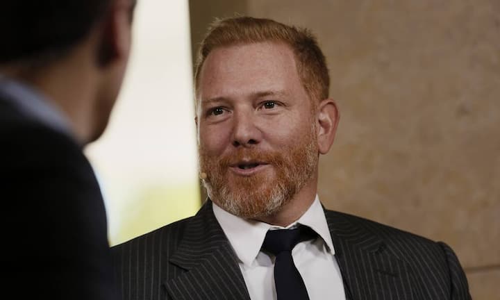 Der US-amerikanische Filmproduzent Ryan Kavanaugh schmückt sich gerne mit schönen Hollywood-Frauen. Vergeben ist der Milliardär jeddoch nicht.