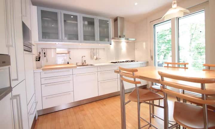 Die Bulthaup-Küche mit Gaggenau-Geräten lässt sich durch eine Schiebetüre vom Essbereich abtrennen und verfügt über einen Gasherd, Steamer und einen riesigen Backofen.