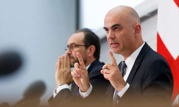 Die Mitstreiter:Levrat und Alain Berset sind politische Weggefährten und Freunde: Kennen gelernt haben sie sich im Freiburger Verfassungsrat. 2003 schaffen sie beide den Sprung nach Bern, Levrat als Nationalrat, Berset als Ständerat. Im Sommer 2007 publizieren sie das Buch «Changer d’ère», eine programmatische Kampfansage an die Blocher-Ära im Bundesrat. Sie orchestrieren in der Wintersession die Abwahl des umstrittenen Magistraten …