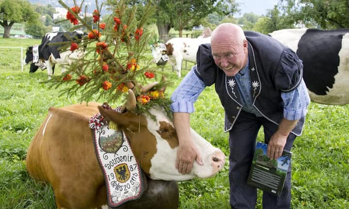 Jean-Claude Biver produziert auf seinem Bauernhof jährlich rund fünf Tonnen Alpkäse, den er an Freunde, Familie und bestimmte Restaurants seiner Wahl kostenlos abgibt.
