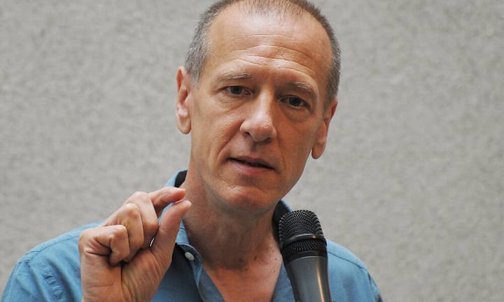 Dem Verdikt der Jury zufolge nimmt Christian Marclay den 6.Rang ein. Für seine Performances benutzt Marclay Schallplatten und andere Tonträger, die er manipuliert, verformt, oder sogar zerstört, um Soundeffekte wie Endlosschleifen zu erzielen. Preisspanne: 2'000 - 100'000 US-Dollar.