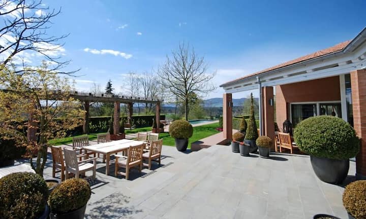 ...einer schnörkellose Gartenanlage mit Pergola und solarbeheiztem Pool.