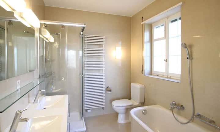 Die Mehrheit der Zimmer verfügt über direkten Zugang zum Balkon, welcher zum See, wie auch zum Garten hin gerichtet ist.