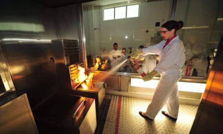 Ein wichtiger Teil der Ausbildung sind Übungen für die Sicherheit an Bord. Da muss auch schonmal ein Feuer gelöscht werden...