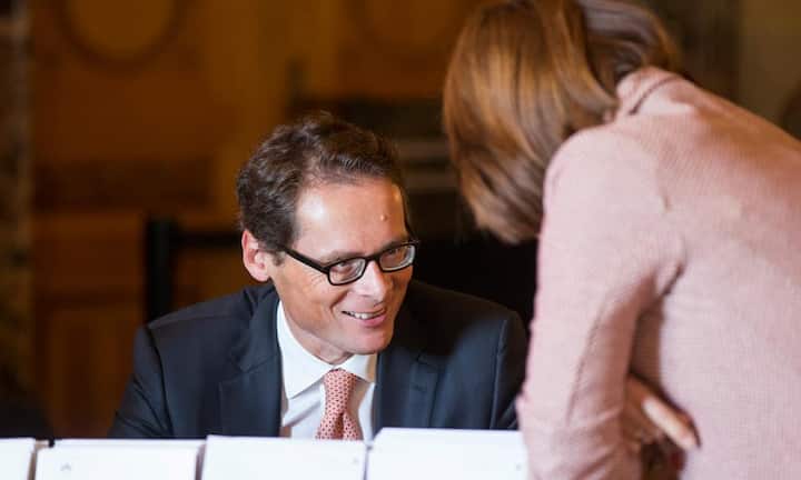 «Weltwoche»-Chef Roger Köppel bildete Juncker auf dem Cover in einer Reihe mit Mussolini und Hitler ab und verstieg sich zur absurden These, die EU sei ein spätes Resultat von Hitlers Grossmachtstreben: «Die EU der Waffen-SS.» In dem Heft wurde Juncker als Teil einer Jesuiten-Viererbande dargestellt. «Er war fassungslos», erzählt ein Mitarbeiter, als Juncker die Hetze aus der Mottenkiste ewiggestriger Verschwörungstheoretiker sah.