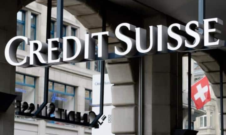 Bei der Credit Suisse geht der Jobabbau 2017 weiter: Gemäss den Präsentationsunterlagen sollen im laufenden Jahr 5500 Stellen verschwinden, wobei es vermutlich vor allem externe Angestellte trifft. 2016 hatte die Bank bereits 7250 Vollzeitstellen gestrichen.