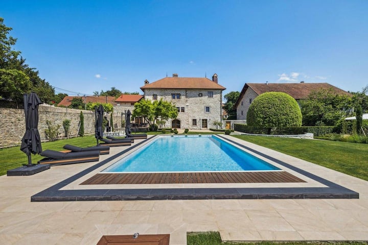 Aus der Annonce wird schnell klar: Es ist ein aussergewöhnliches Anwesen.