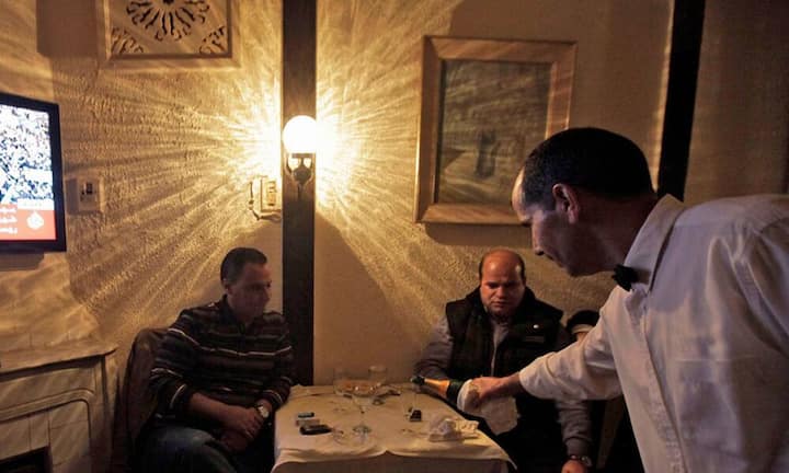 Kaum ein Ägypten-, Tunesien- oder Marokko-Urlauber kommt um das «Bakschisch» herum. Auch in Tunesien hat die Gabe, wie es übersetzt heisst, eine lange Tradition. In Restaurants gelten rund 10 Prozent der Rechnungssumme als angemessen. Aber auch für alle anderen Dienstleistungen wie Haare schneiden wird Bakschisch erwartet. Wer nichts gibt, gilt als unfreundlich und arrogant.