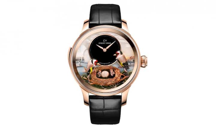 Bei der Bird Repeater Geneva von Jaquet Droz besteht das Zifferblatt aus Rotgold, Onyx und Perlmutt, die Vögel sind handbemalt und graviert, gefasst in einem 47 Millimeter exaltiertes Rotgold-Gehäuse. Nur acht Exemplare werden gefertigt.Jaquet Droz