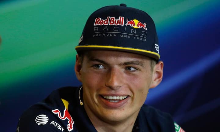 Ein Drittel des gesamten Umsatzes fliesst ins Marketing, davon geschätzt die Hälfte in klassische Werbung, die andere Hälfte ins Sponsoring von Sportlern und Veranstaltungen. Mittlerweile gehen rund 800 Sportler für Red Bull an ihre Grenzen. Einer von ihnen Formel-1-Rennfahrer Max Verstappen. Keystone