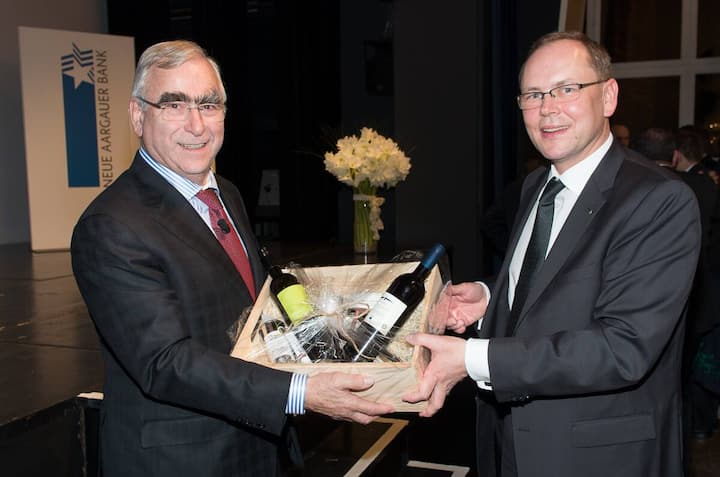 Theo Waigel erhält eine Geschenkkiste mit Produkten aus dem Aargau von Sandro Meichtry, Gastgeber und Geschäftsleitungsmitglied NAB, Leiter Private Banking