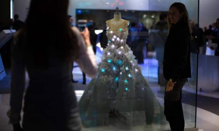 Am Stand von IBM gibt es ein farbenfrohes Kleid zu bestaunen. Die LED-Lichter des «cognitiv dress» passen sich den Emotionen von Tweets an.