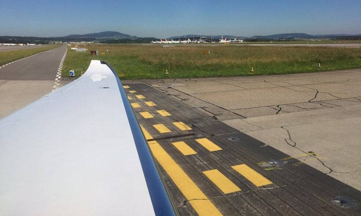Der Start erfolgt ziemlich abrupt und es geht steil nach oben. Als Passagier wird man in den Sitz gedrückt.