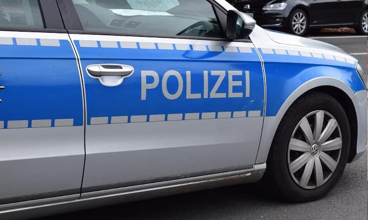 Weibliche Polizeibeamte tendieren dazu, sowohl weibliche als auch männliche Polizisten zu heiraten. Ebenso beliebt sind Menschen, die für Aufsichtsbehörden arbeiten. Ein starker Kontrast: Männliche Polizeibeamte bevorzugen Hochzeiten mit Grund- und Mittelschullehrerinnen.