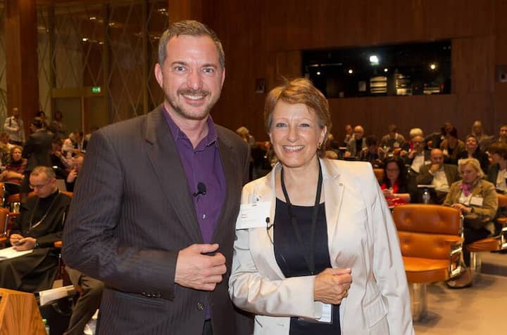 Moderator Patrick Rohr; Regula Ruetz, Präsidentin pr suisse