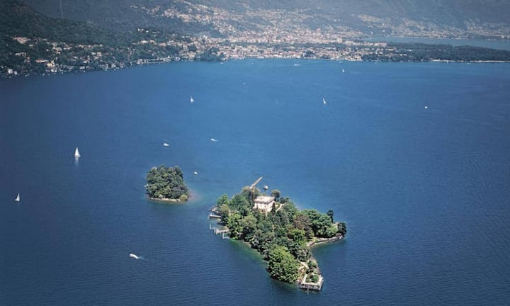 Zu den schönsten Inseln der Schweiz zählen die Brissago-Inseln im Lago Maggiore. 1949 erwarb der Kanton Tessin die beiden Inseln und verwandelte die Grünanlagen auf der grösseren San Pancrazio in einen öffentlichen botanischen Garten. Auf der kleineren Isola di Sant'Apollinare ist alles der Natur überlassen.Vladi Private Islands