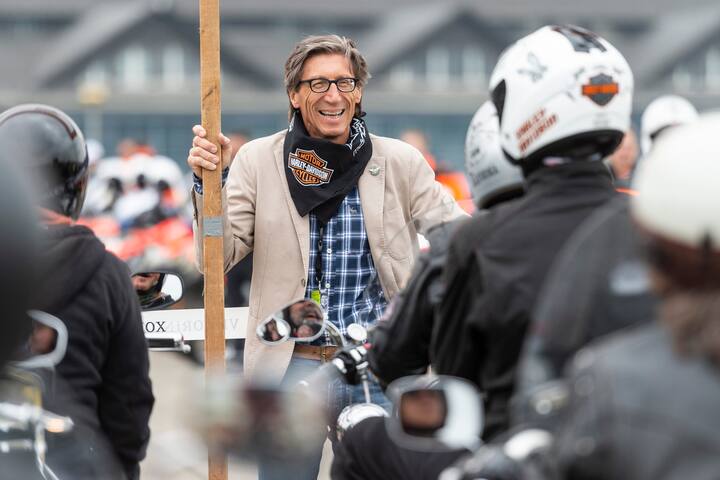 Thomas Heiniger, Regierungsrat Zuerich, an der Love Ride 26 auf dem Flugplatzgelaende Duebendorf, am Sonntag, 06. Mai 2018, in Duebendorf. Der Love Ride Switzerland ist die groesste Benefizveranstaltung der Schweizer Biker-Szene. Der Gewinn kommt muskelkranken und behinderten Menschen zugute. (KEYSTONE/Patrick Huerlimann)