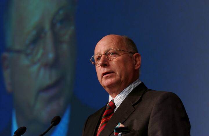 Der Schweizer Unternehmer Thomas Schmidheiny , gibt am Samstag 15. Mai 2004, am 34. ISC Symposium an der Universitaet St. Gallen, die Weiterentwicklung der Max Schmidheiny-Stiftung zur Stiftung einer Max Schmidheiny-Professur an der Universitaet St. Gallen, bekannt. In den vergangenen 25 Jahren wurde der Max Schmidheiny Freiheitspreis an viele nahmhafte Persoenlichkeiten verliehen. (KEYSTONE/Regina Kuehne)