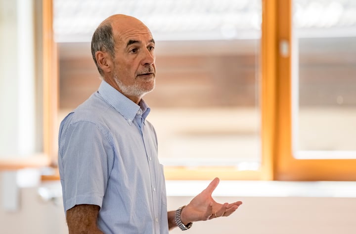 Nationalrat Jacques Bourgeois, Direktor Schweizer Bauernverband, referiert an einer Medienkonferenz zur Bilanz des Pilotprojektes "Arbeiten in der Landwirtschaft" fuer Fluechtlinge und vorlaeufig Aufgenommene, in Zollikofen, am Mittwoch, 8. August 2018. (KEYSTONE/Thomas Hodel)