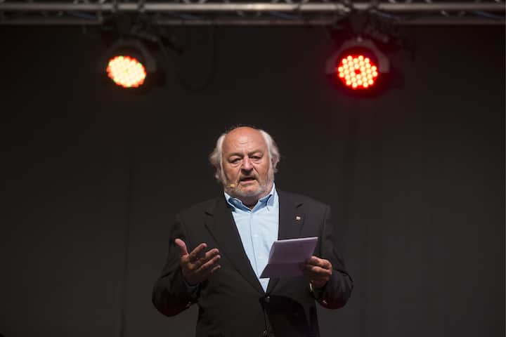 Andy Rihs, Initiant Velodrome Suisse, spricht bei der offiziellen Eroeffnung des Velodrome Suisse, am Freitag, 21. Juni 2013 in Grenchen. (KEYSTONE/Peter Klaunzer)