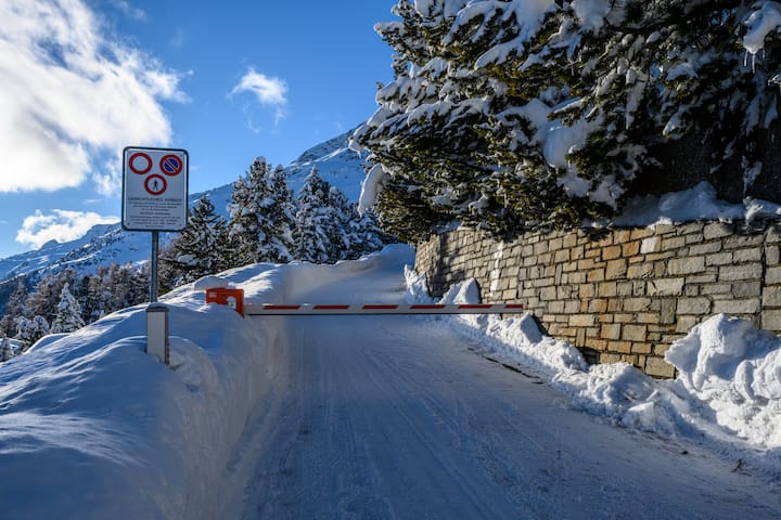 Barriere zu Privatstrasse.Â«The Suvretta HillÂ» mit den VIP Villen in St.Moritzcopyright: fotoswiss.com/giancarlo cattaneo