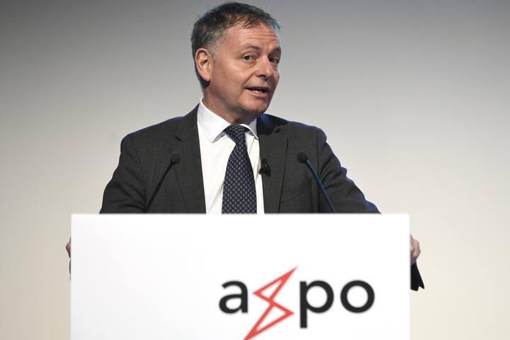 Thomas Sieber, VR - Praesident Axpo an der Bilanzmedienkonferenz in Zuerich am Mittwoch, 21. Dezember 2016. Der Energiekonzern Axpo schreibt das schlechteste Ergebnis seiner Unternehmensgeschichte. Axpo hat im abgelaufenen Geschaeftsjahr 2015/2016 einen Verlust von 1,25 Milliarden Franken geschrieben. Hauptgrund dafuer sind weitere Wertberichtigungen und Rückstellungen in der Hoehe von 1,6 Milliarden Franken. (KEYSTONE/Walter Bieri)