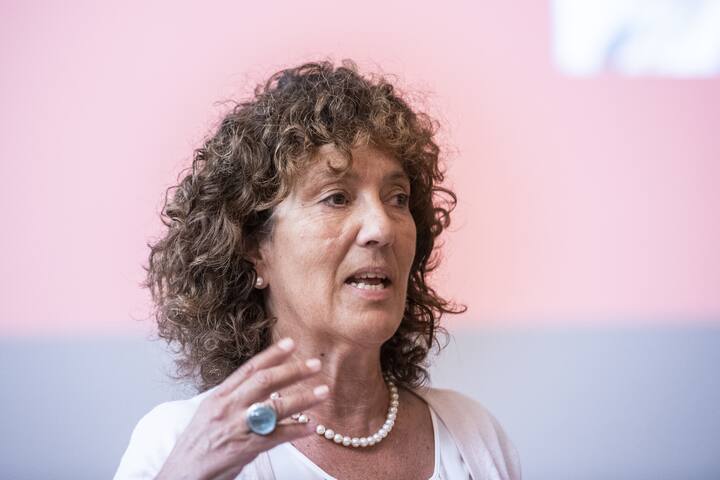 Barbara Egger, Co-Praesidentin Grimseltunnel-Komitee, spricht an der Medienkonferenz des Grimseltunnel-Komitees zum Stand des Projekts, am Donnerstag, 20. September 2018, in Bern. Der Grimseltunnel ist als kombinierte Anlage fuer Schmalspurbahn und Hochspannungsleitung geplant. Er fuehrt vom Berner Oberland ins Walliser Goms. (KEYSTONE/Patrick Huerlimann)