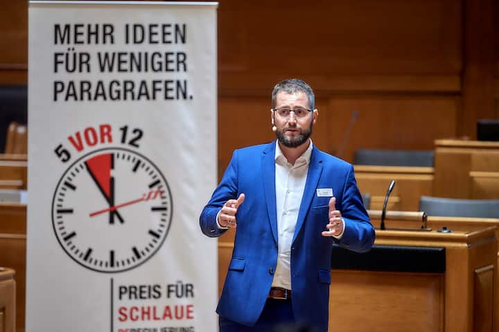 Preisverleihung des 5vor12-Preis fuer Deregulierung von StrategieDialog21 und dem Swiss Venture Club im Rathaus Bern. Beni Riedi, Finalist 5vor12-Preis. © Adrian Moser / Bilanz