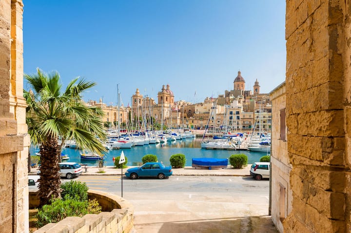 <p>Malta: Liegt quasi um die Ecke und ist auch finanziell attraktiv, wenn man einen Wohnsitz nimmt.</p>