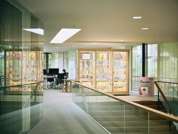 <p>Lange bevor Herzog &amp; de Meuron zu einem weltweit renommierten Namen wurde, hatte Ricola Anfang der 1980er-Jahre das damals noch junge Unternehmen beauftragt.</p>