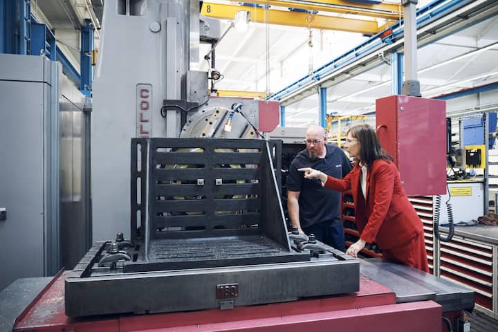 <p>Alte Maschinen aus den 1960er-Jahren stehen neben modernsten interaktiven CNC-Fräsen.</p>