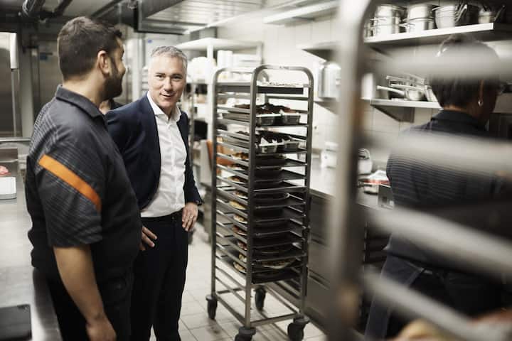 <p>Im Gespräch mit dem Personal will der Chef die Befindlichkeiten der Belegschaft spüren. Hier in der Küche des Migros-Restaurants im Einkaufscenter Glatt.</p>