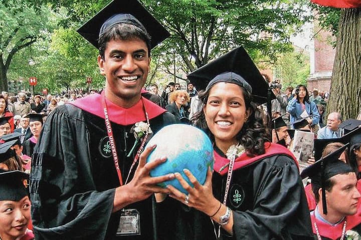 <p>Gleich zwei CEOs am selben ­Familientisch: Vas Nara­simhan ist seit 2018 CEO von Novartis, Srishti Gupta tritt am 1. Juli bei Idorsia an. Das Paar kennt sich schon aus Zeiten des Medizinstudiums in Harvard.</p>