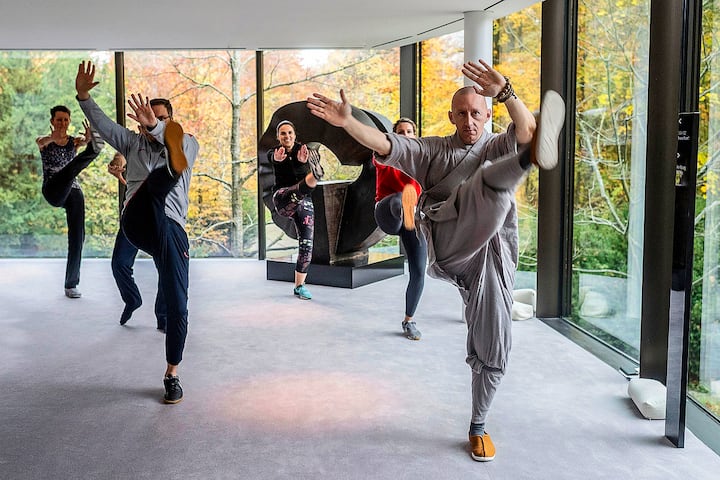 10.11.2019; ZÃ¼rich; BILANZ - Shaolin MoÌnch Shi Xing Mi; Shaolin MoÌnch Shi Xing Mi (Walter Gjergia) mit Bilanz Journalist Bastian Heiniger wÃ¤hrend seinem Workshop Meditations-Retreats (Ancient wisdom for the modern times) im Grand Hotel Dolder in ZÃ¼rich. Â© Valeriano Di Domenico