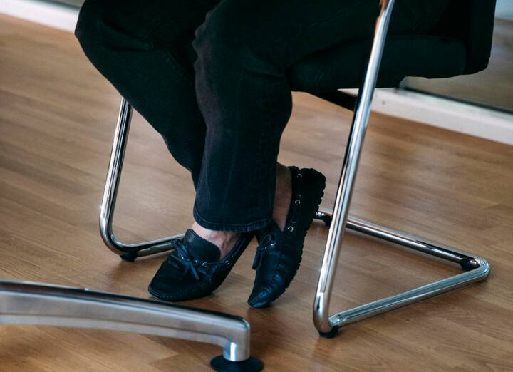 Gregor Greber trägt ein Paar Tod's, Nahaufnahme.