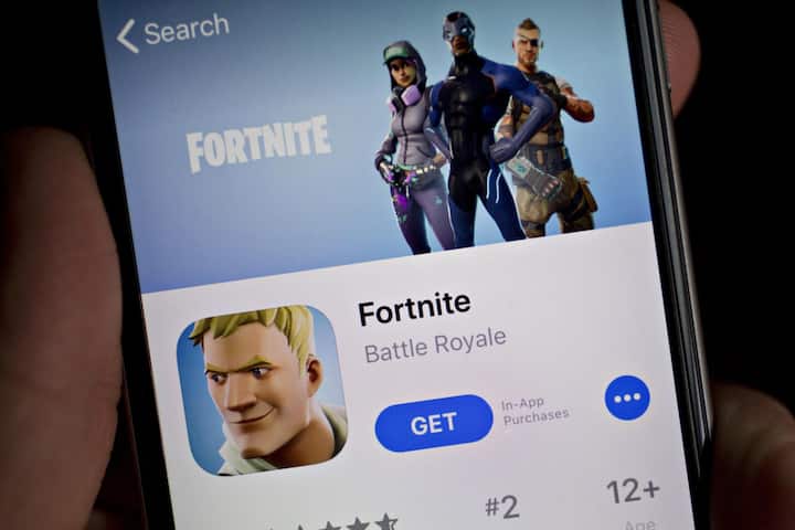 Blick auf ein iPhone. Dort ist im App Store das Videospiel Fortnite verfügbar.