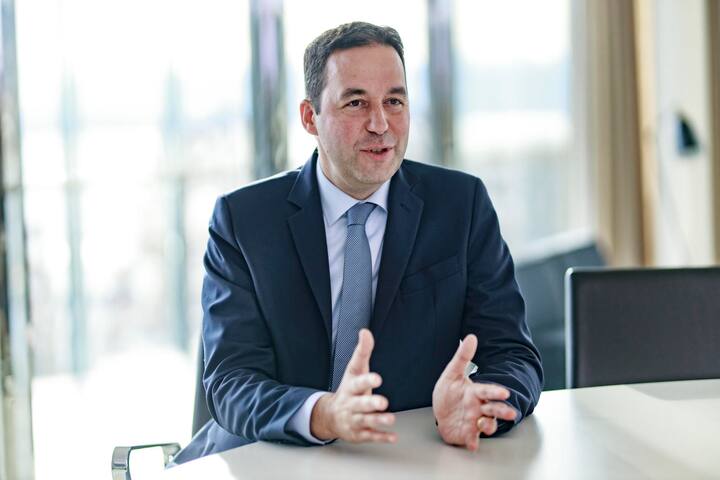 Gewinnziel 3 Milliarden, Porträt des CEO von Swiss Re, Christian Mumenthaler.