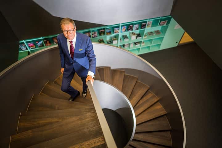 Im Rahmen des Gesprächs mit der BILANZ in Zürich steigt Jörg Wolle eine Wendeltreppe in der Redaktion herauf.