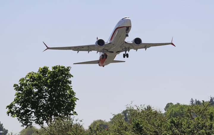 Shanghai Airlines Boeing 737 MAX 8