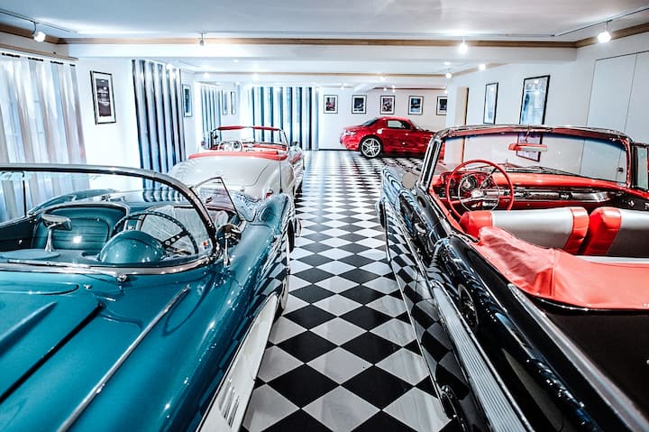 Chalet in Gstaad: Oldtimersammlung Garage