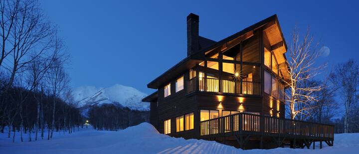 Chalet Kitsutsuki im Alpenstil in Japans Skiregion Niseko 
