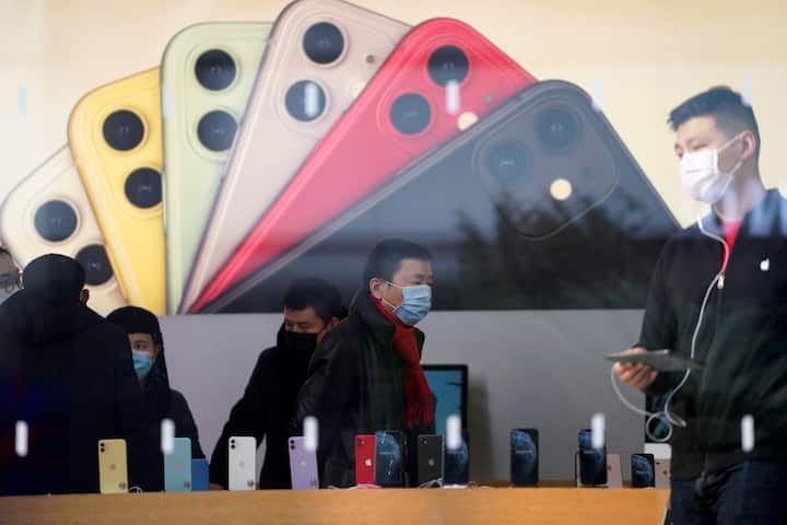 People wearing protective masks are seen in an Apple Store, as China is hit by an outbreak of the new coronavirus, in Shanghai, China, January 29, 2020. Picture taken January 29, 2020. REUTERS/Aly Song - RC2MRE9EFO36