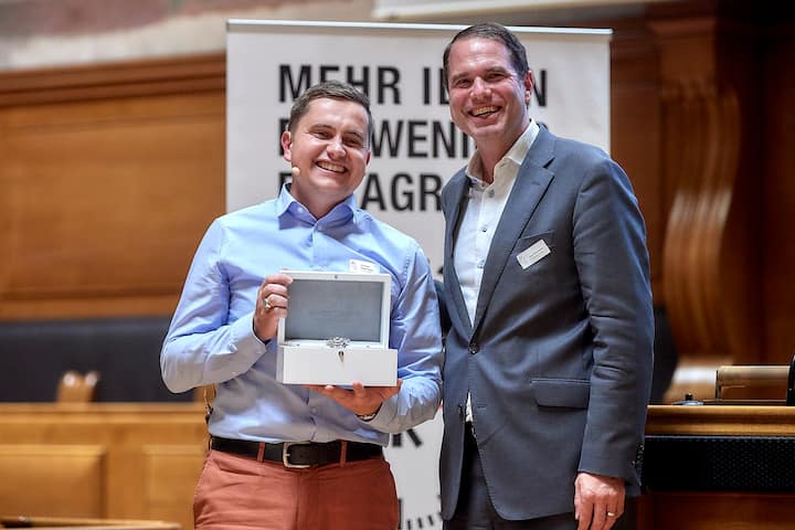Preisverleihung des 5vor12-Preis fuer Deregulierung von StrategieDialog21 und dem Swiss Venture Club im Rathaus Bern. Christian Siegenthaler, Preistraeger 5vor12-Preis,  Beat Brechbuehl, Managing Partner Kellerhals Carrard. © Adrian Moser / Bilanz